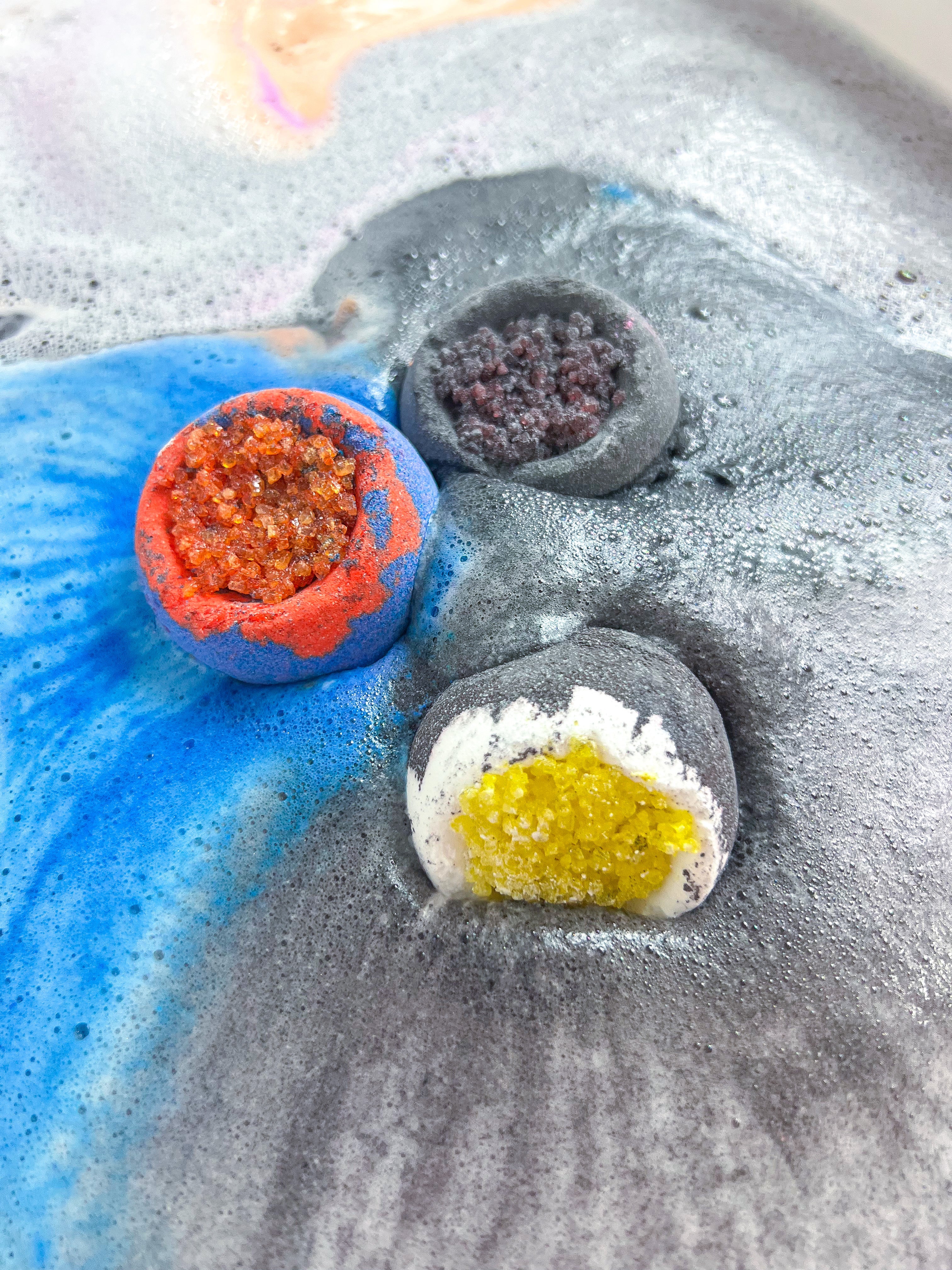 Soak and foam bath bomb full of colours 